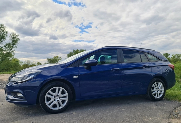 Opel Astra cena 42500 przebieg: 122000, rok produkcji 2019 z Otwock małe 466